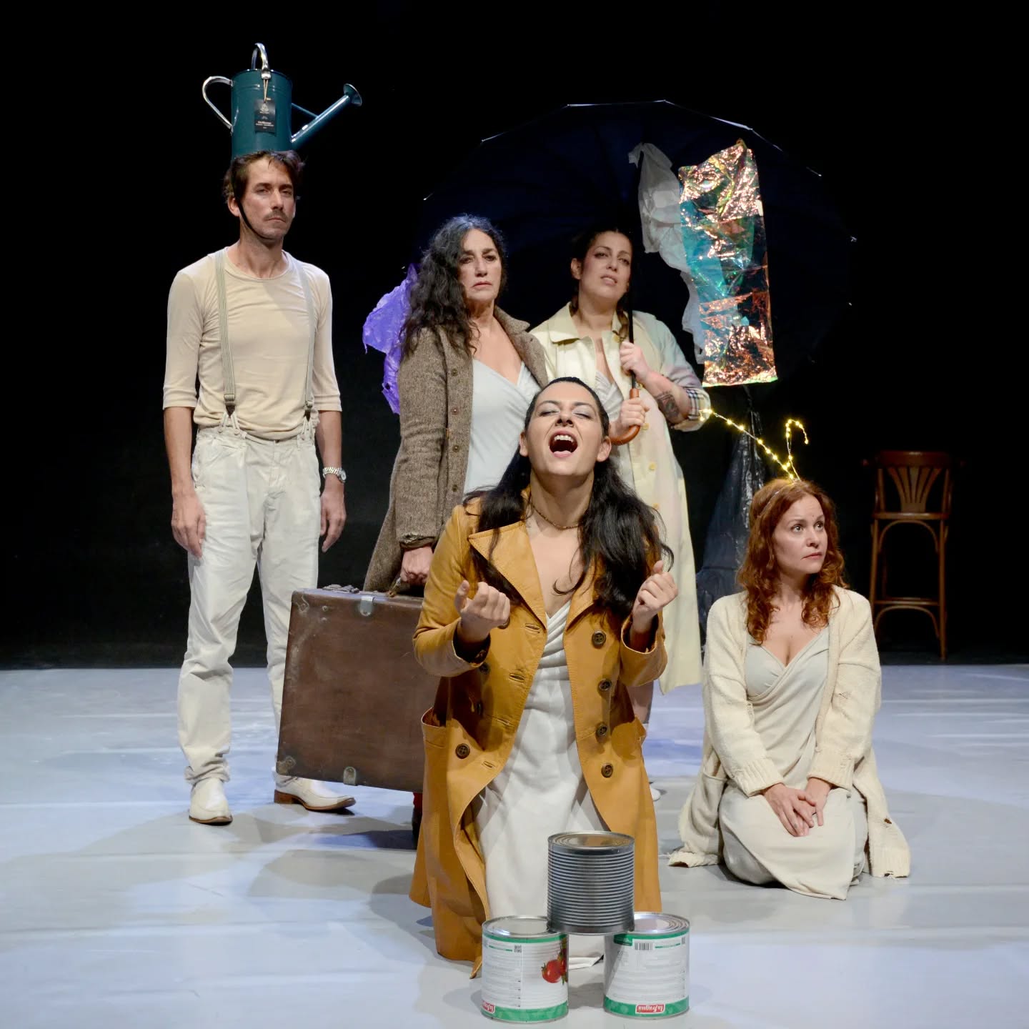 06 · Elenco completo en escena, con objetos escénicos
