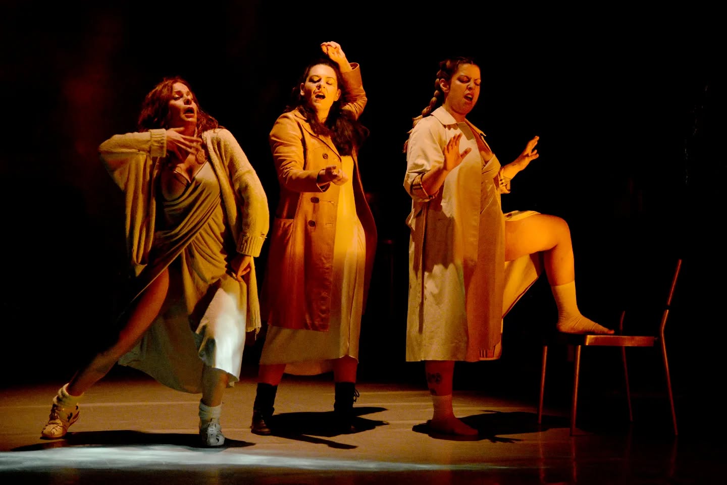08 · Tres intérpretes bajo luz cálida en escena