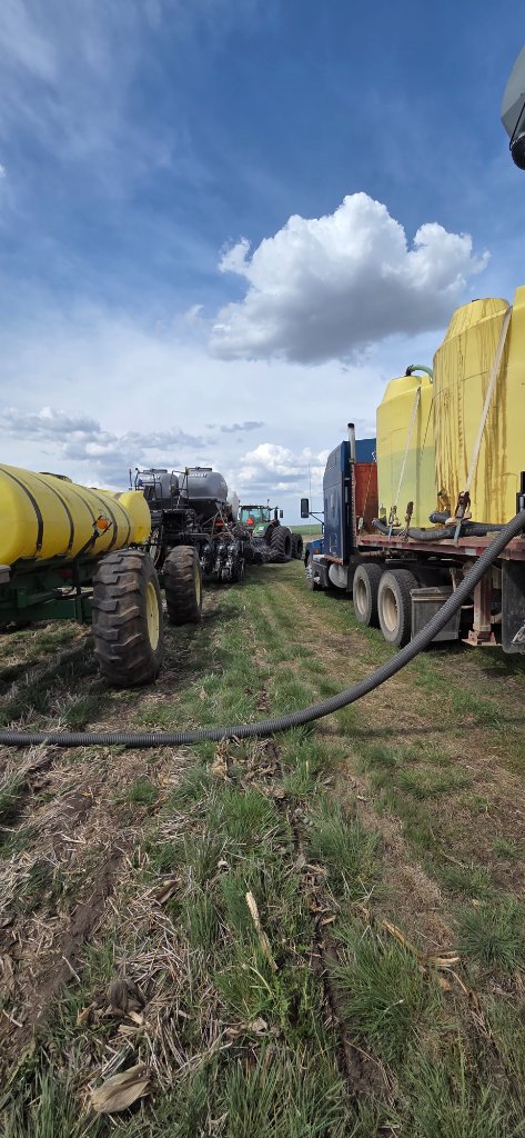 Planting equipment lineup with fertilizer tanks