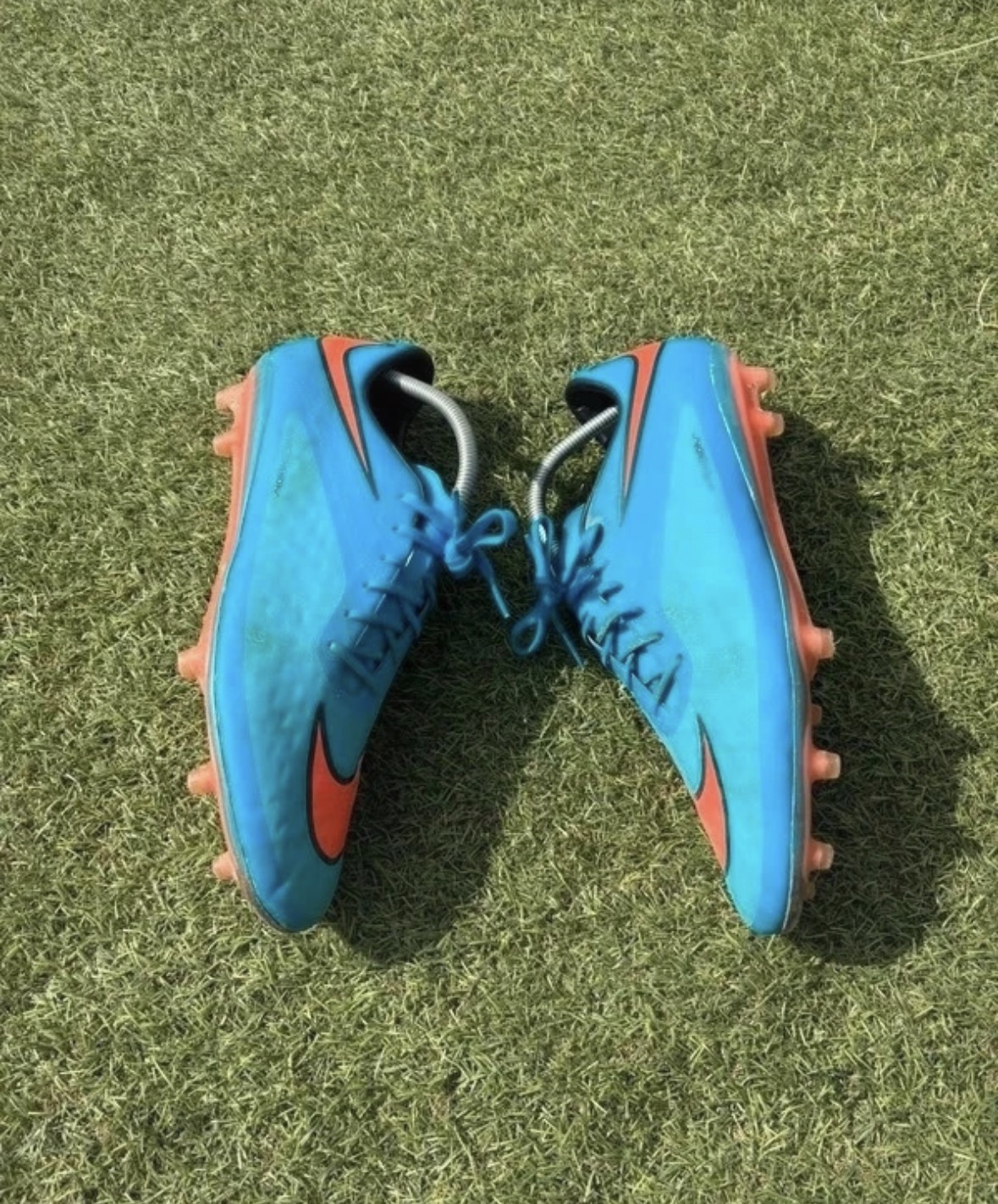 Crampons Nike bleus swoosh orange - Très bon état