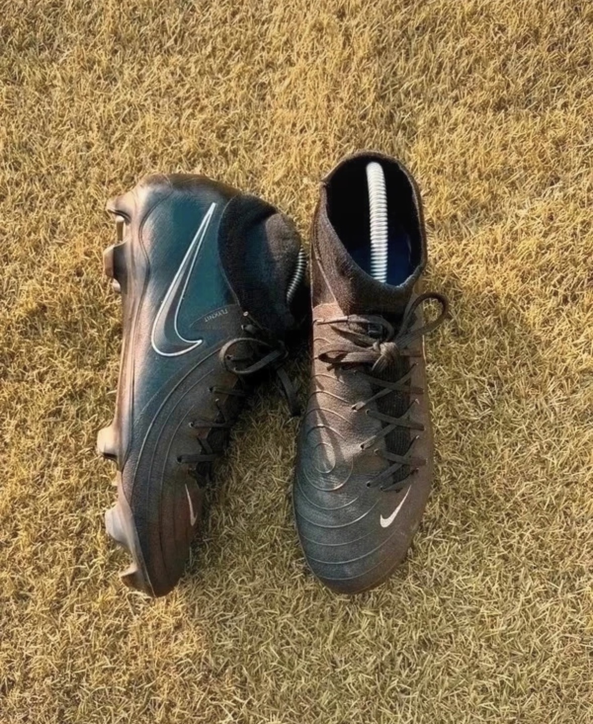 Crampons Nike noirs mid-top col sock - Bon état