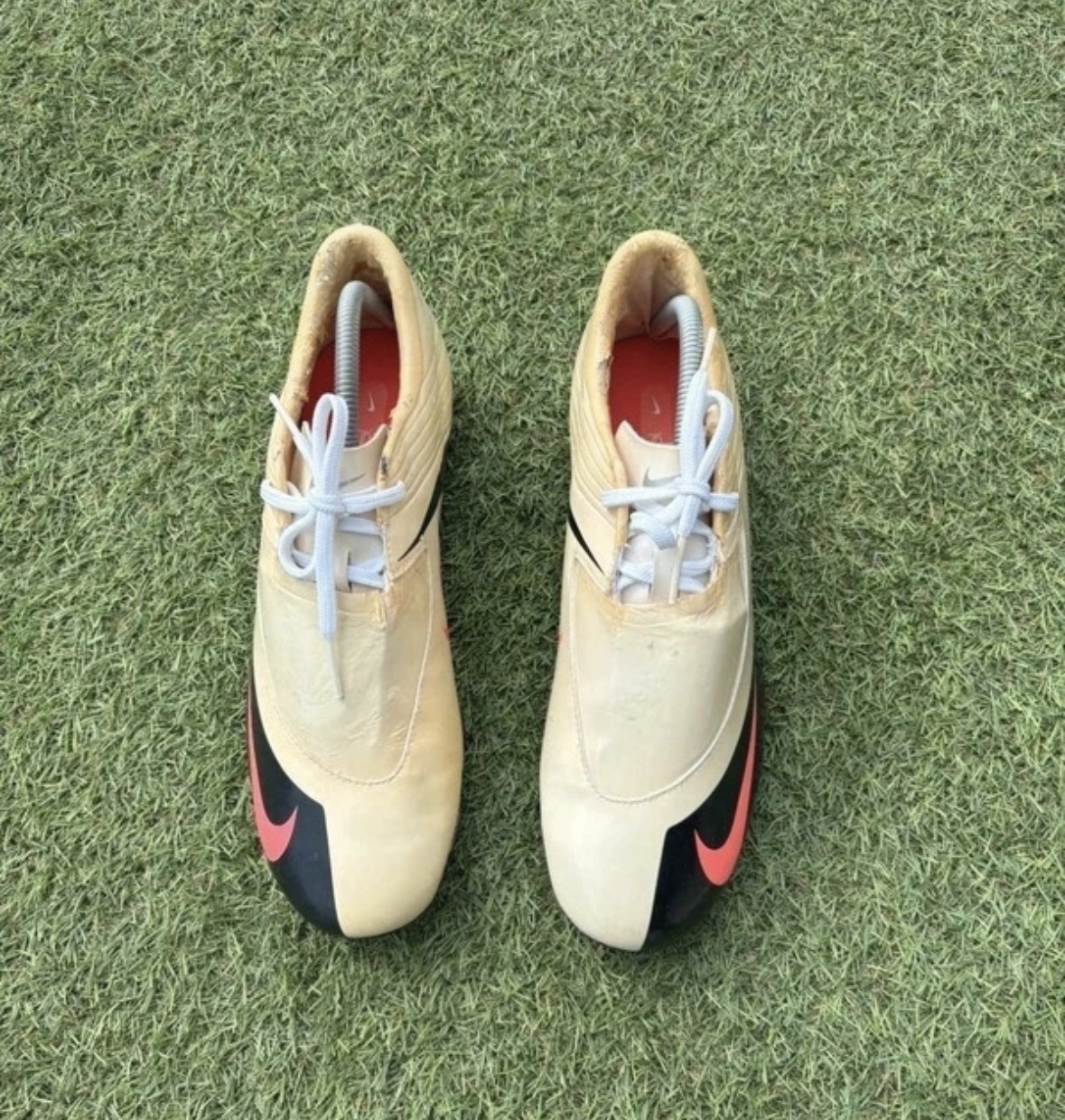 Crampons Nike Hypervenom crème swoosh rouge - Bon état