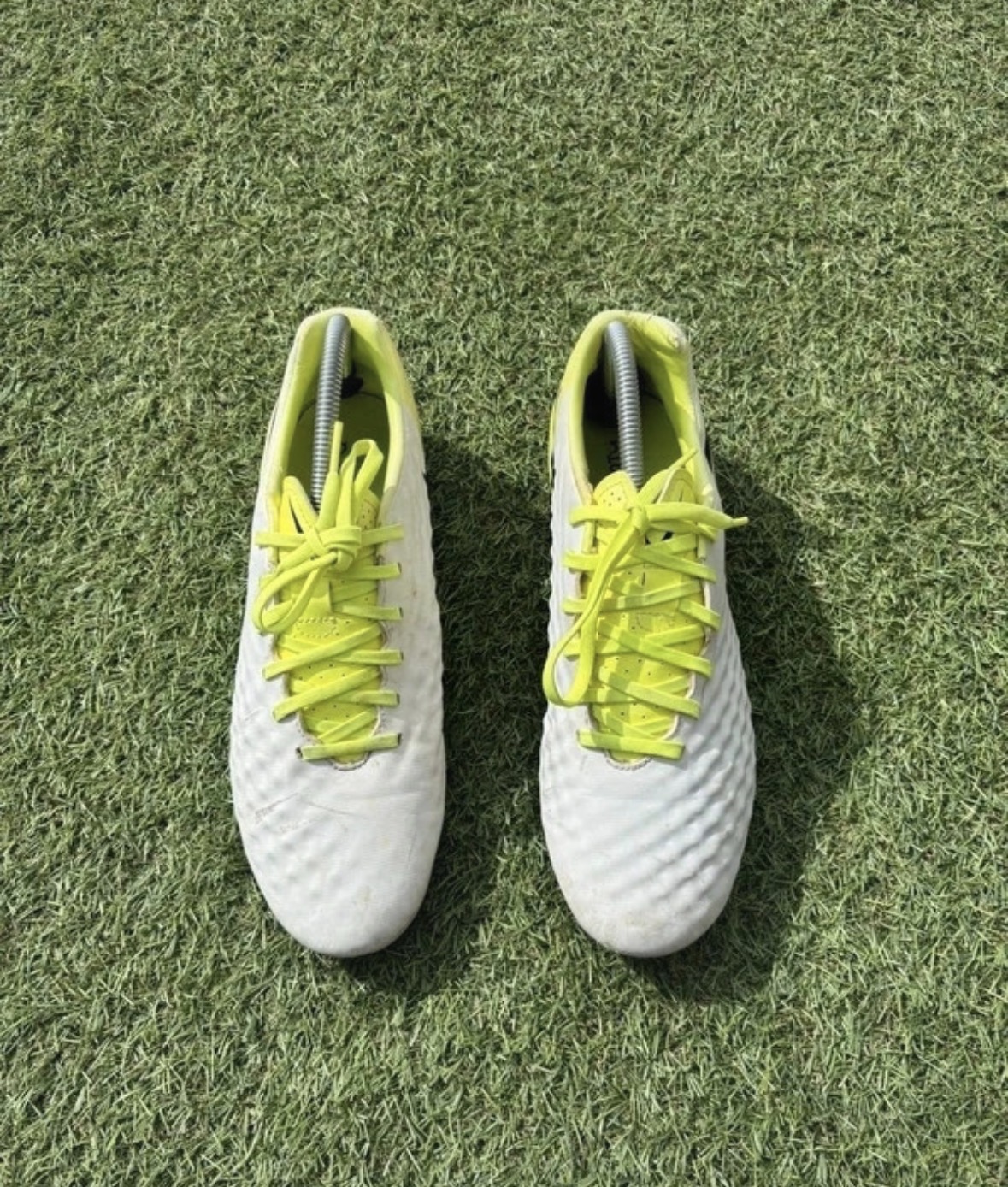 Crampons Nike blancs lacets jaune néon - Très bon état