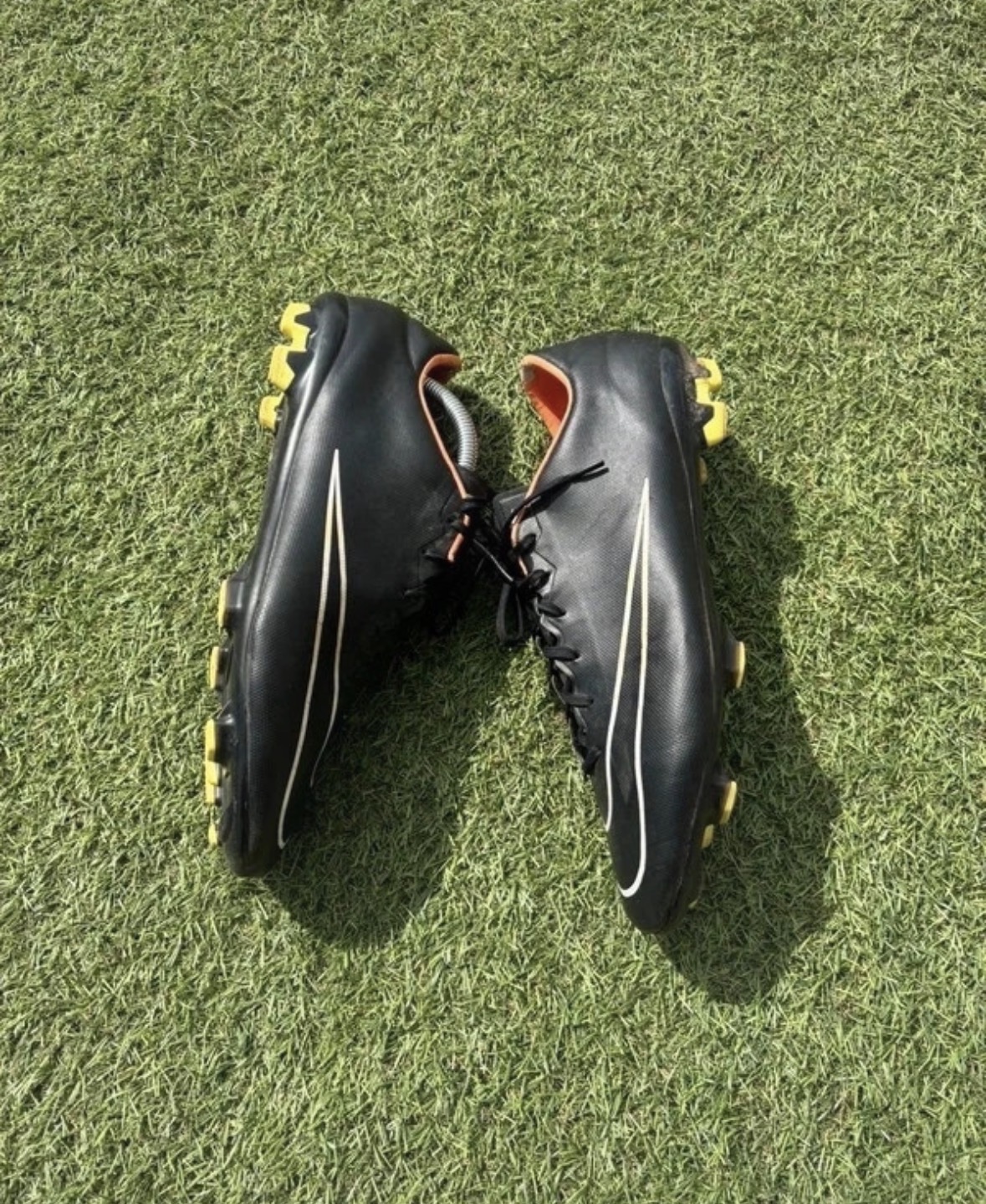 Crampons Nike noirs swoosh blancs studs jaunes - Bon état