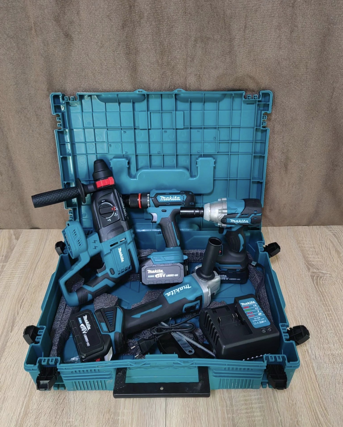 Kit d'outils électroportatifs Makita 36V sans fil (4 outils + 2 batteries + chargeur + mallette)