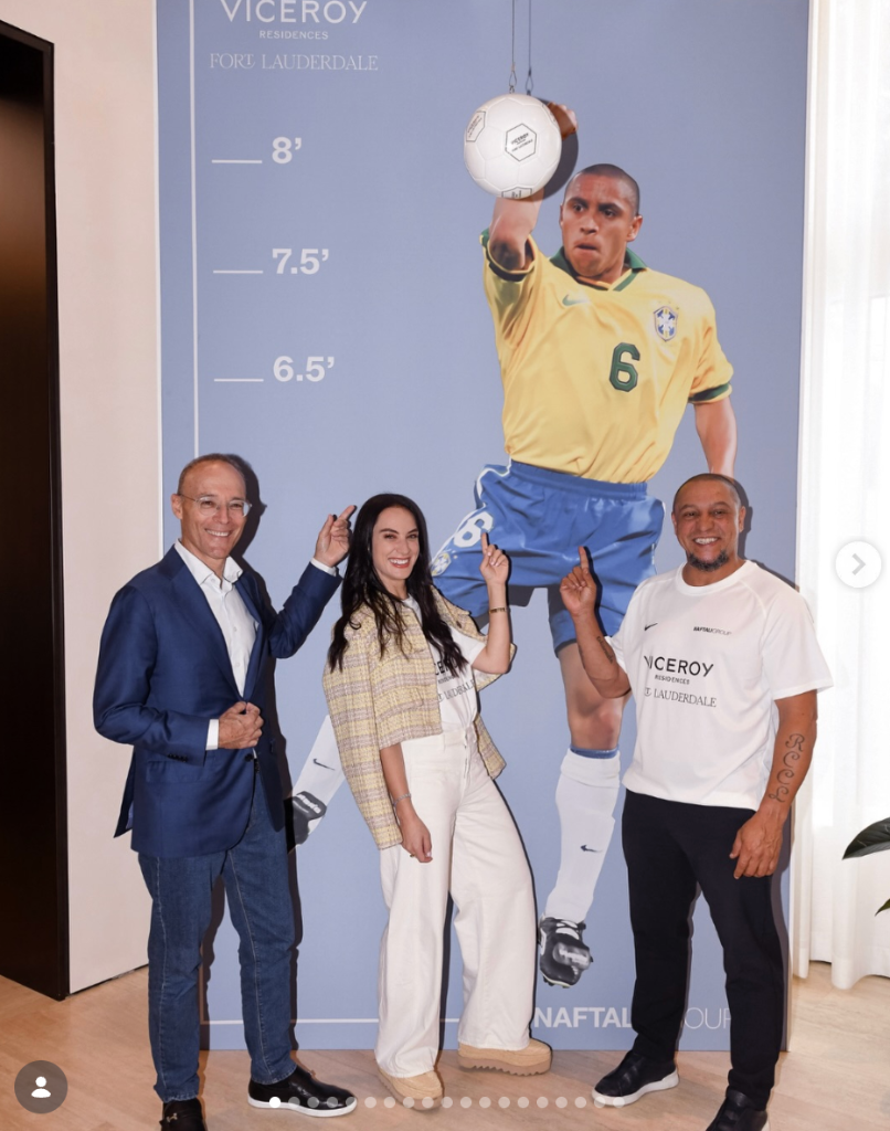 Roberto Carlos and guests at the Viceroy Residences height display