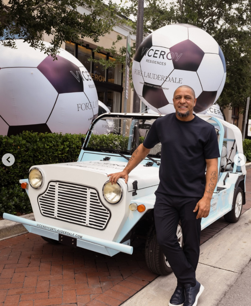 Roberto Carlos with the custom Viceroy Residences golf cart
