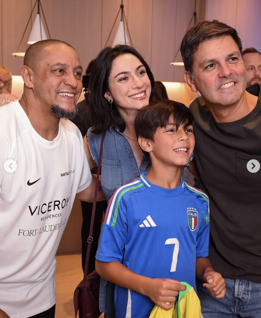 Roberto Carlos with fans at the Viceroy Residences event
