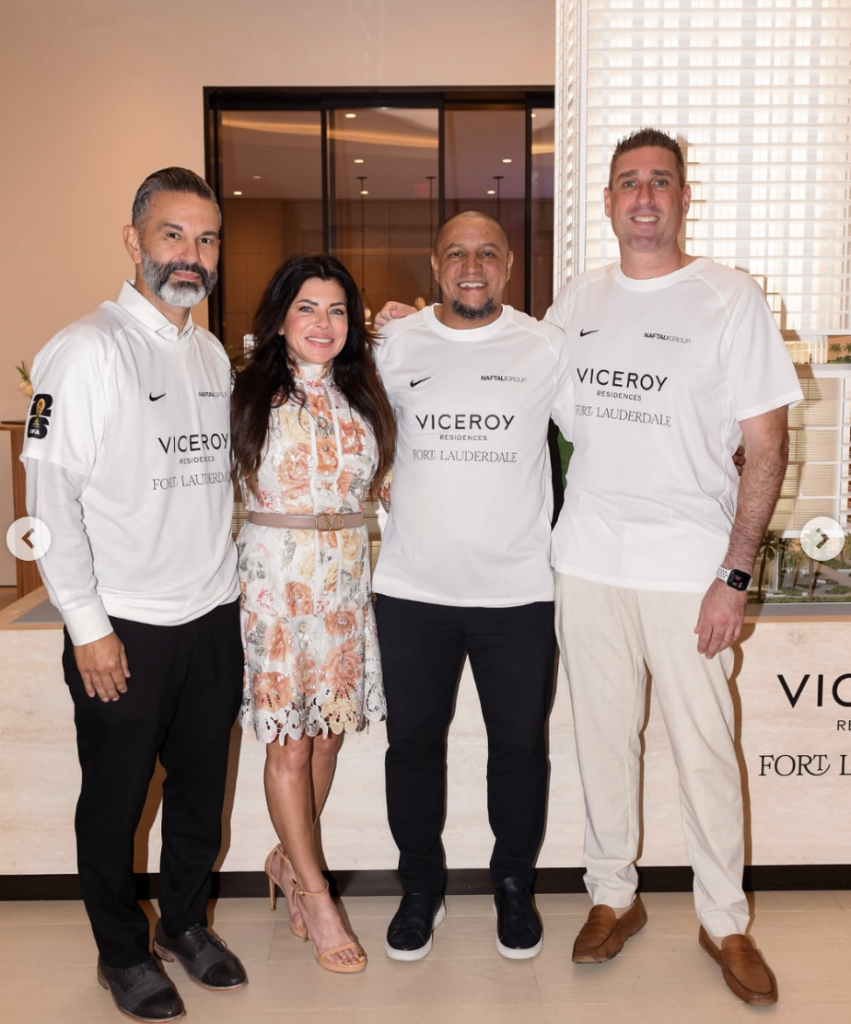 Roberto Carlos and partners in front of the Viceroy architectural model