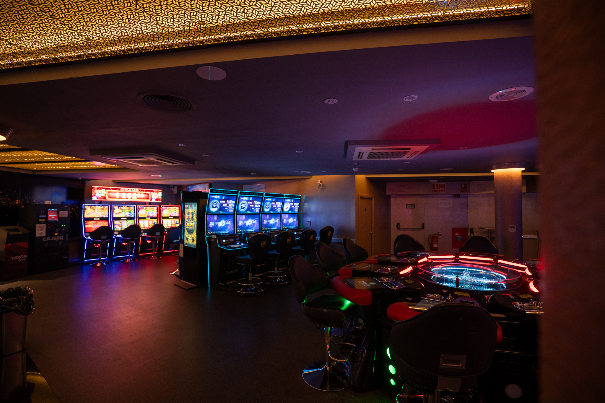 Mesa de ruleta electrónica y fila de máquinas del Bingo Ciutat de Barcelona