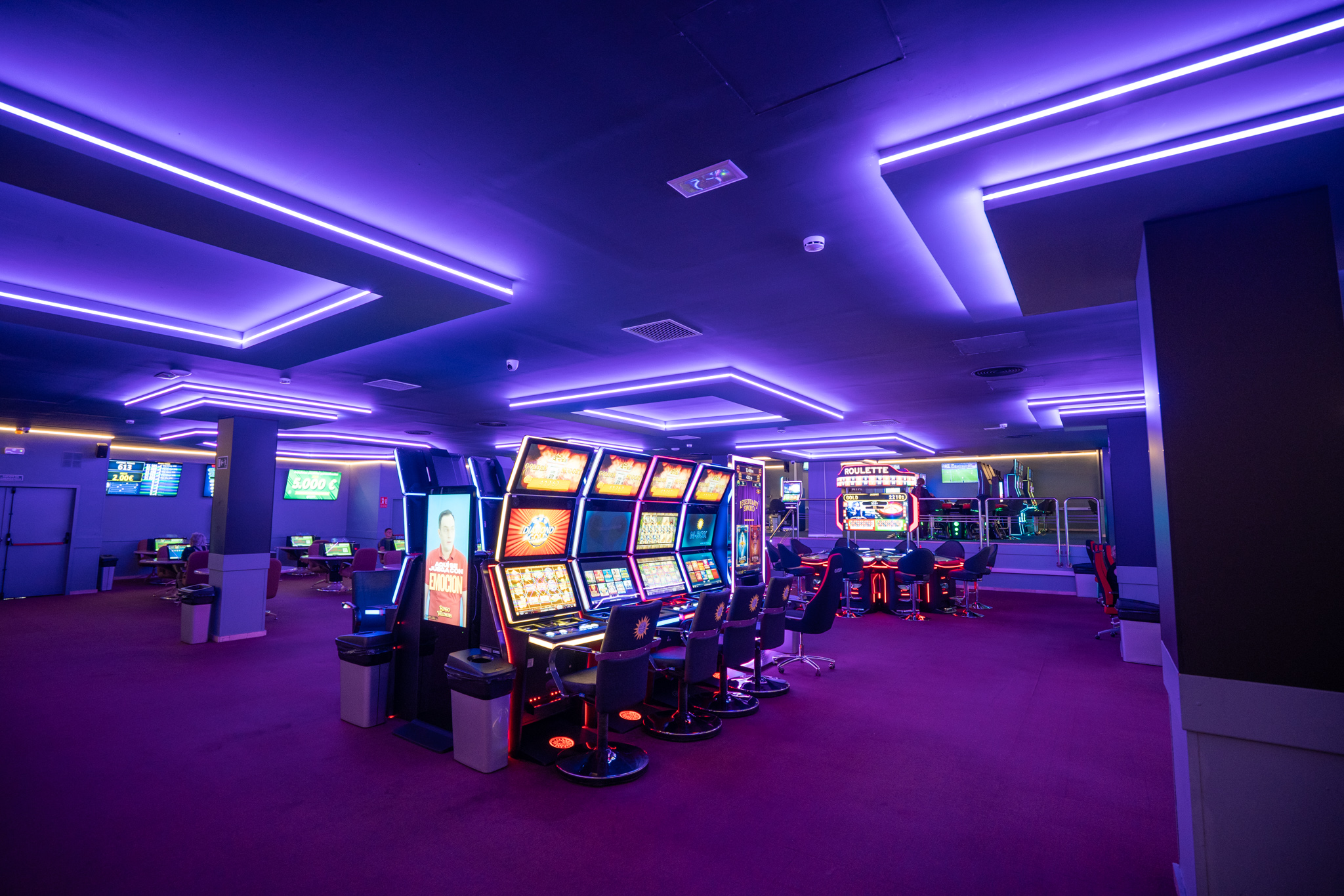 Nave de máquinas del Bingo Valldaura con jackpot en pantalla