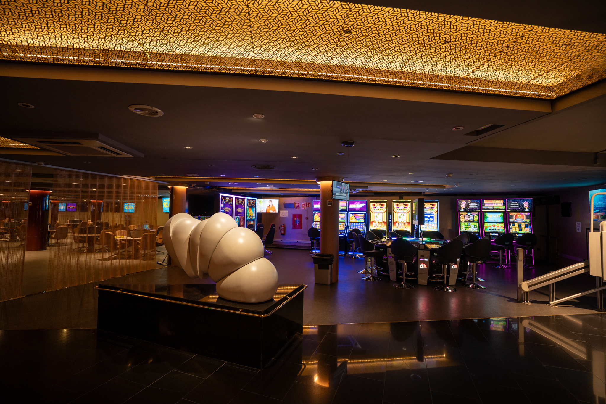 Sala de juego con máquinas slot y techo dorado del Bingo Ciutat de Barcelona