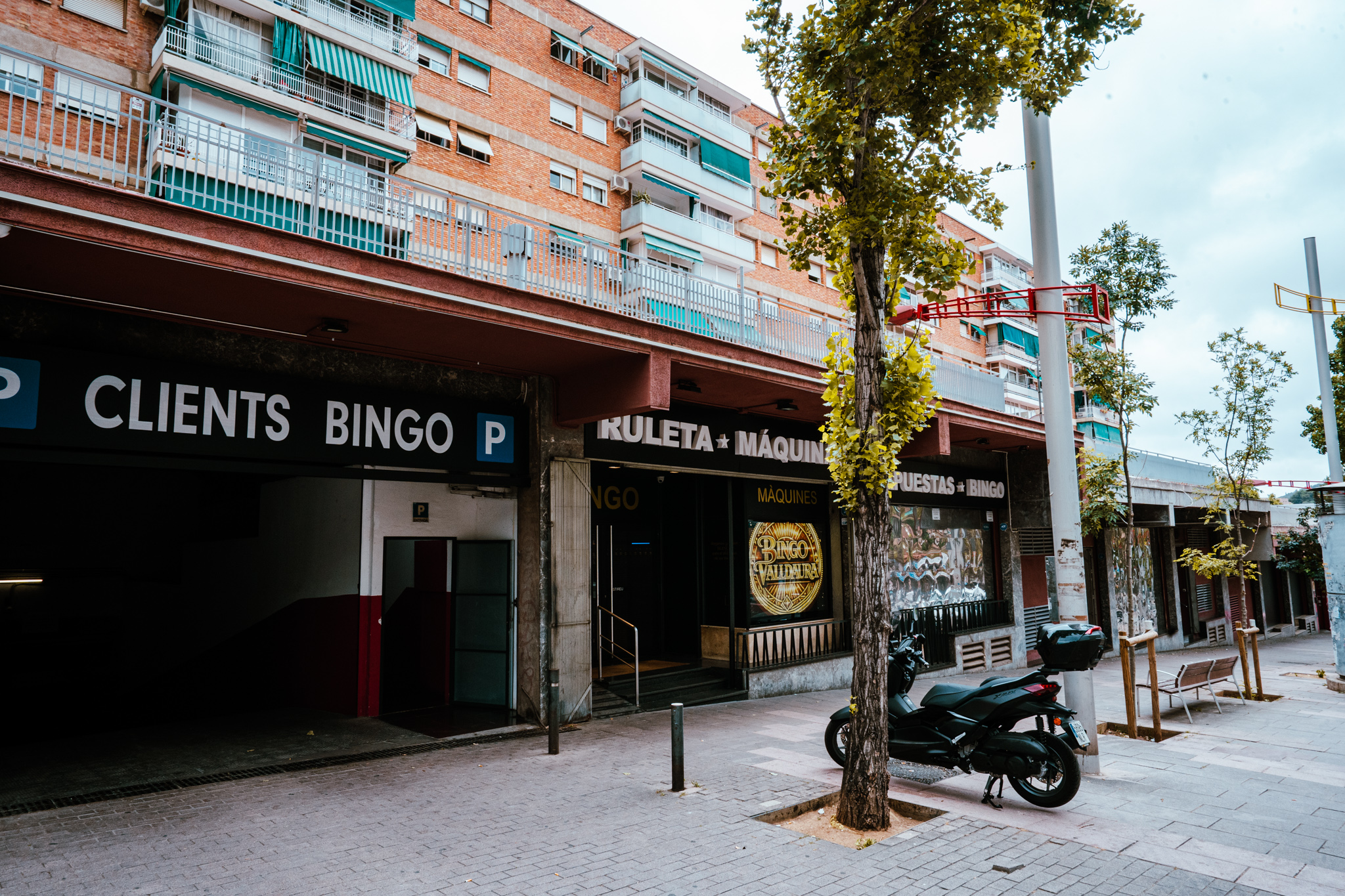 Fachada del Bingo Valldaura con el cartel RULETA MÁQUINAS