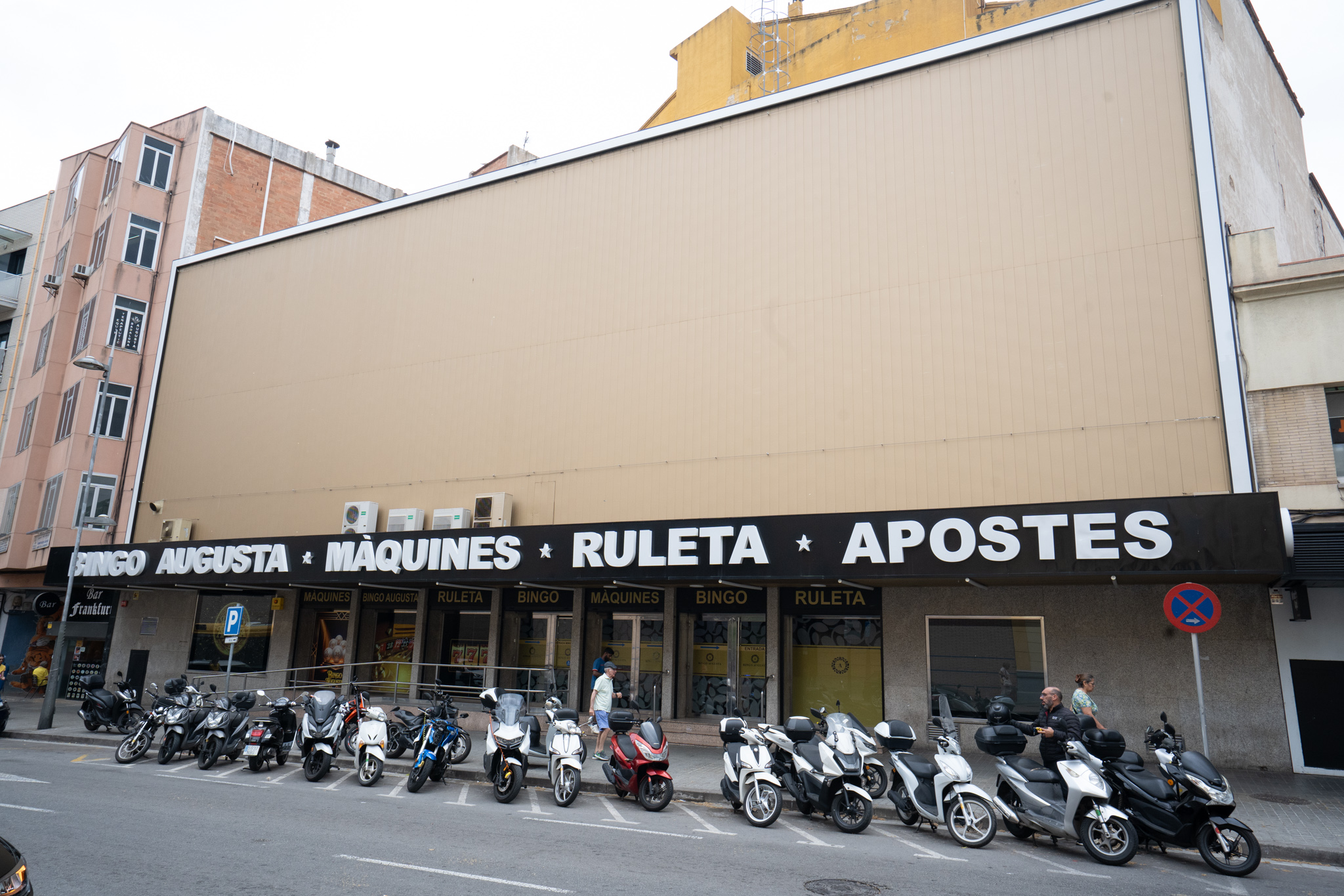 Entrada principal del Bingo Augusta, sala de bingo de Badalona
