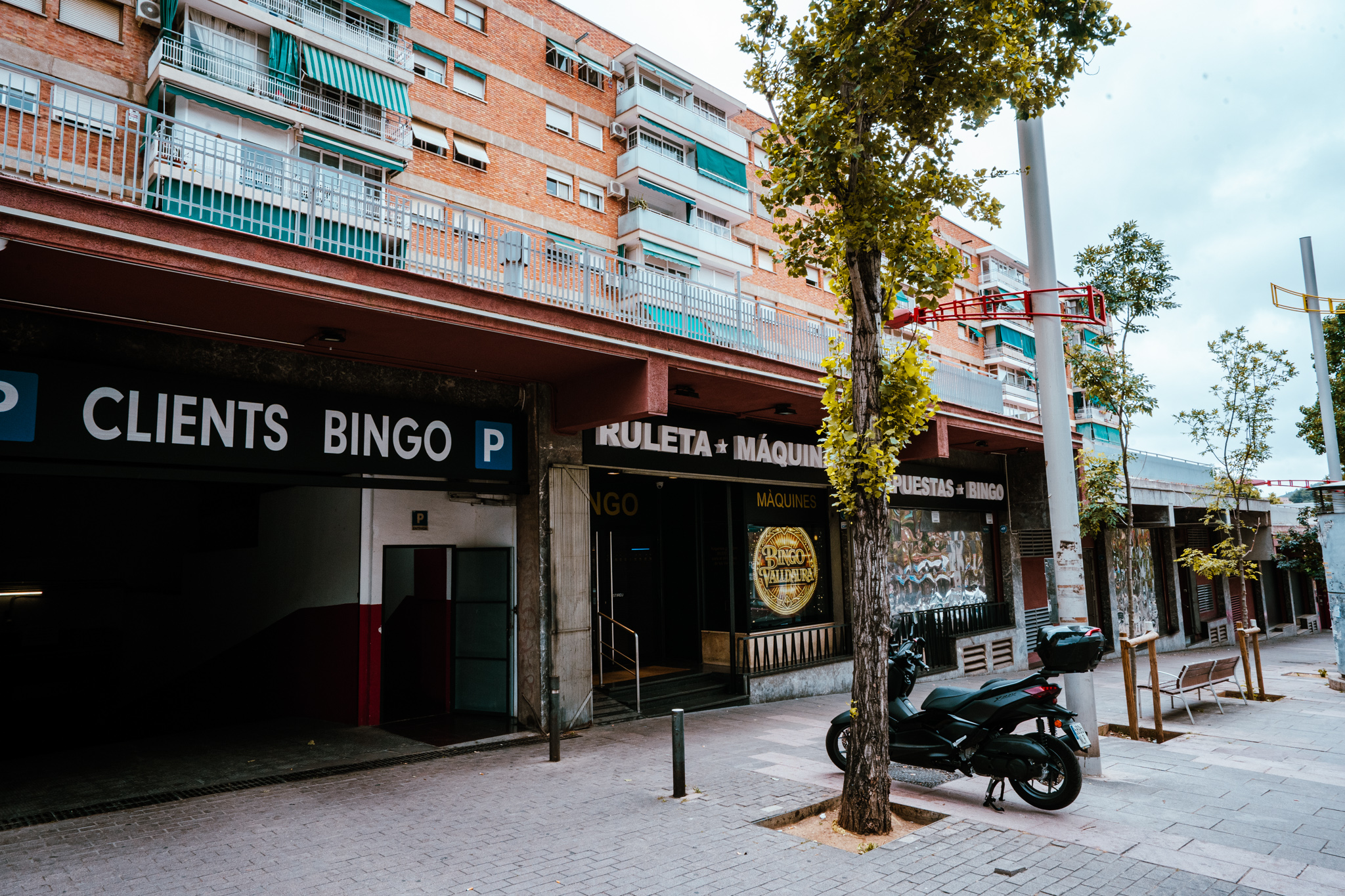 Exterior del Bingo Valldaura con parking para clientes