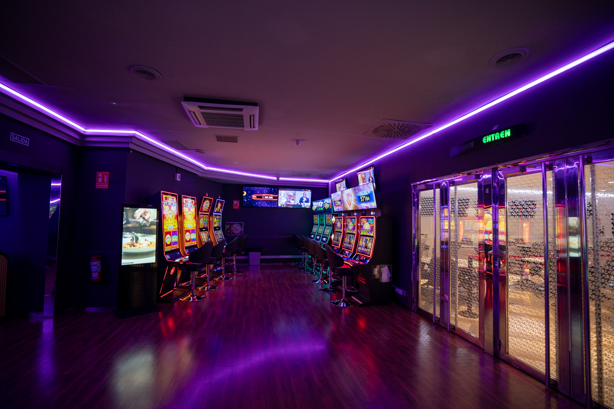 Sala de máquinas del Bingo Augusta con ambiente LED