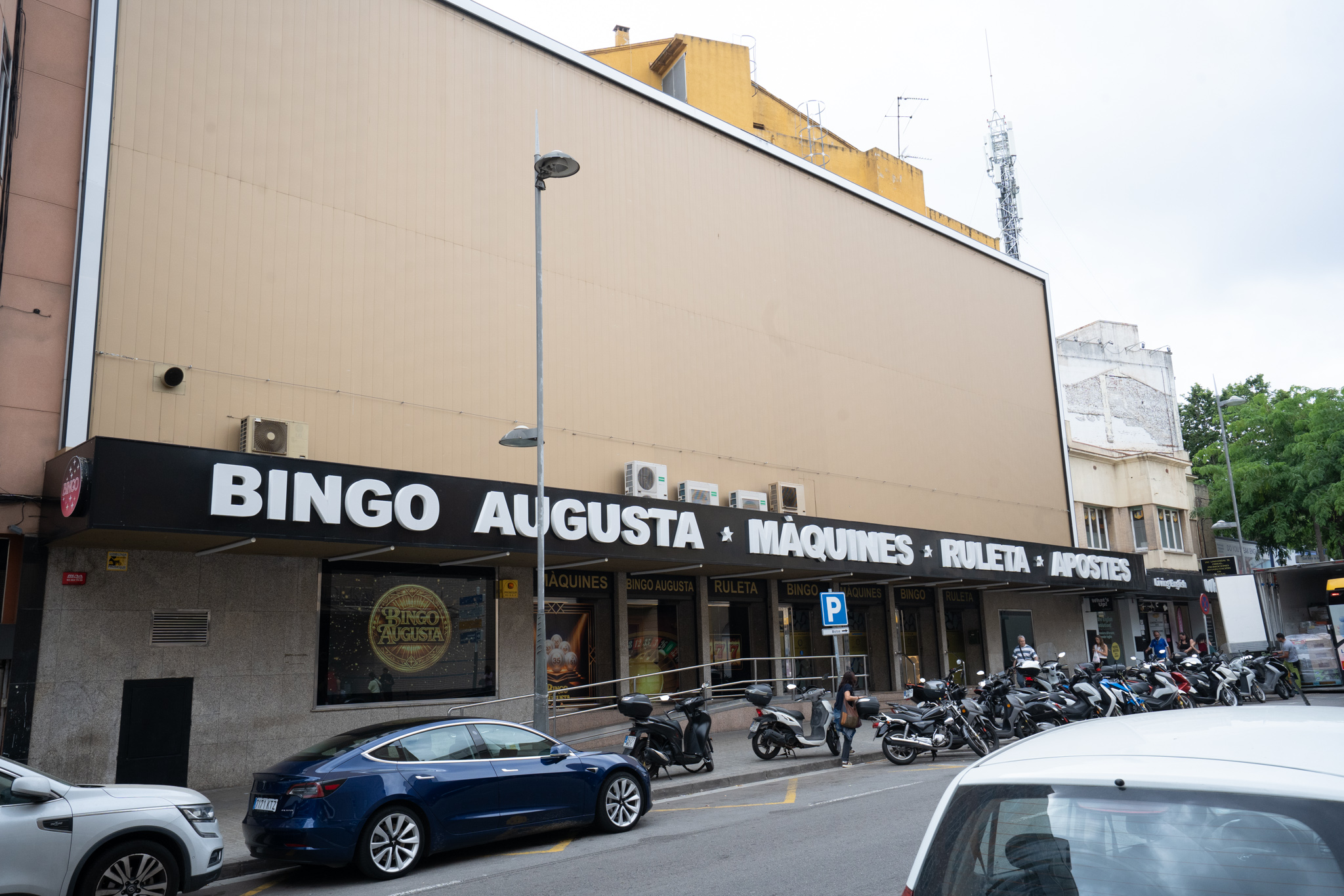 Fachada del Bingo Augusta en la Via Augusta de Badalona