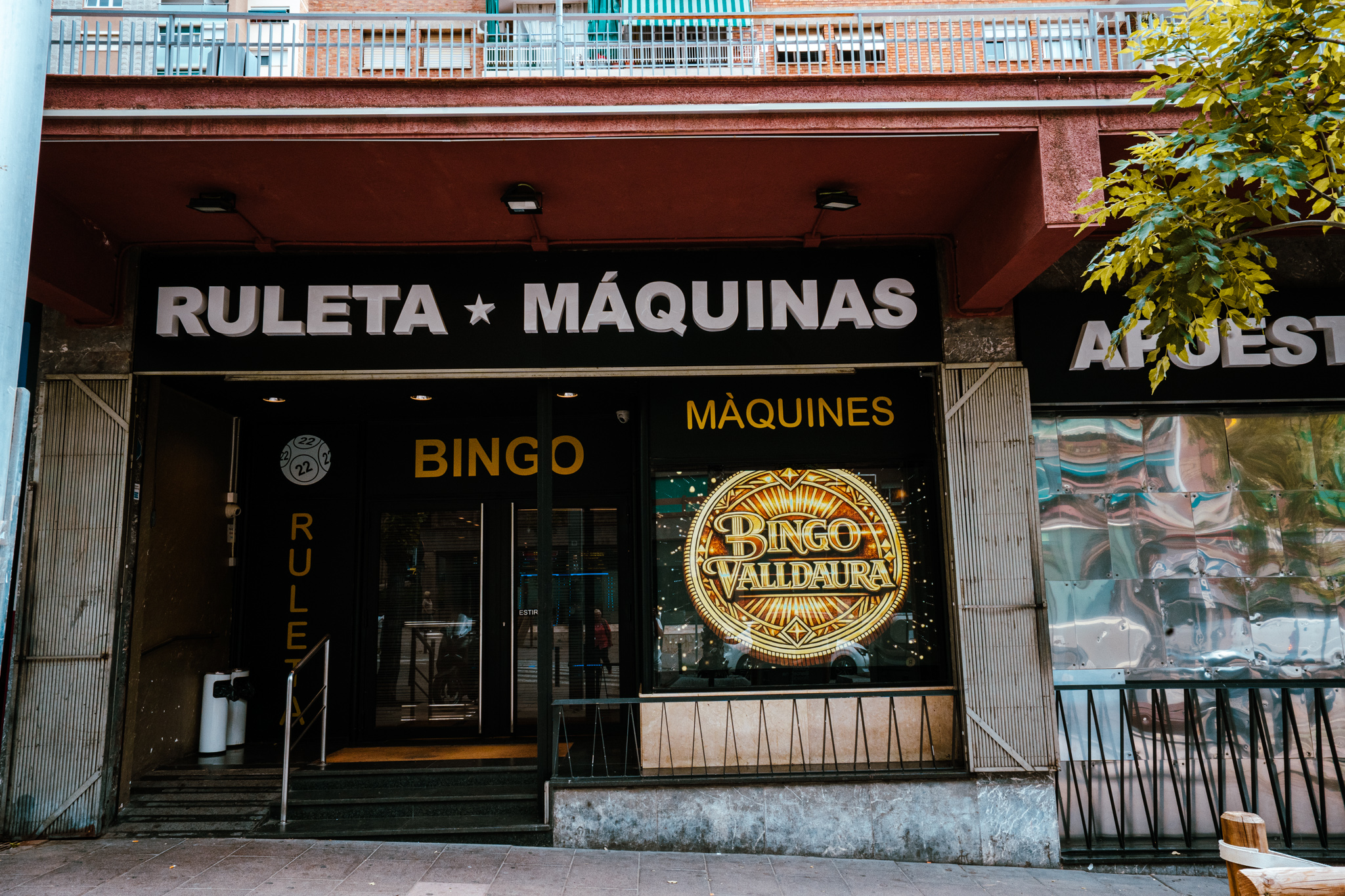 Fachada del Bingo Valldaura con logo dorado en la vitrina