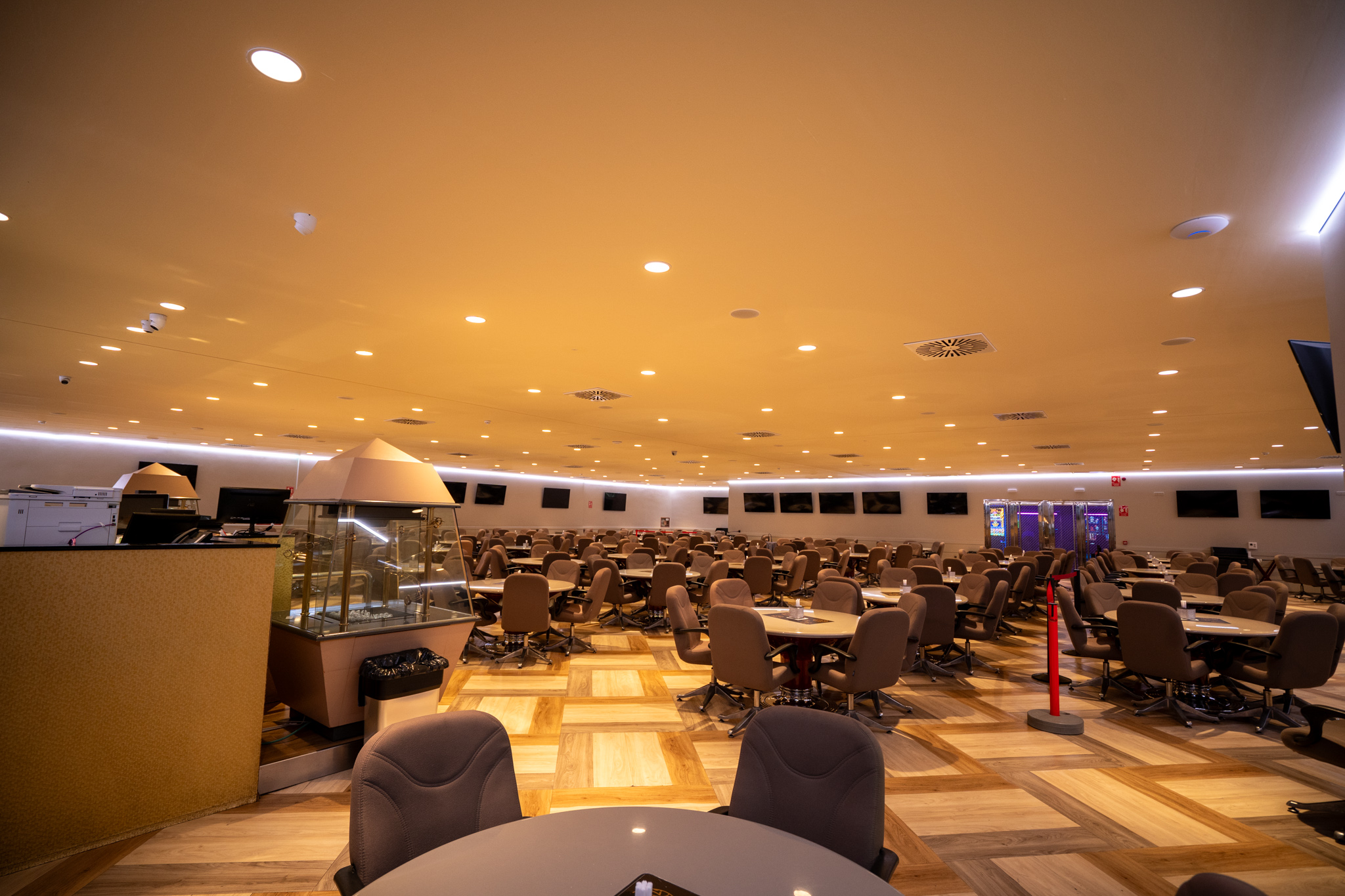 Salón principal del Bingo Augusta con máquina de bolas y zona de juego LED