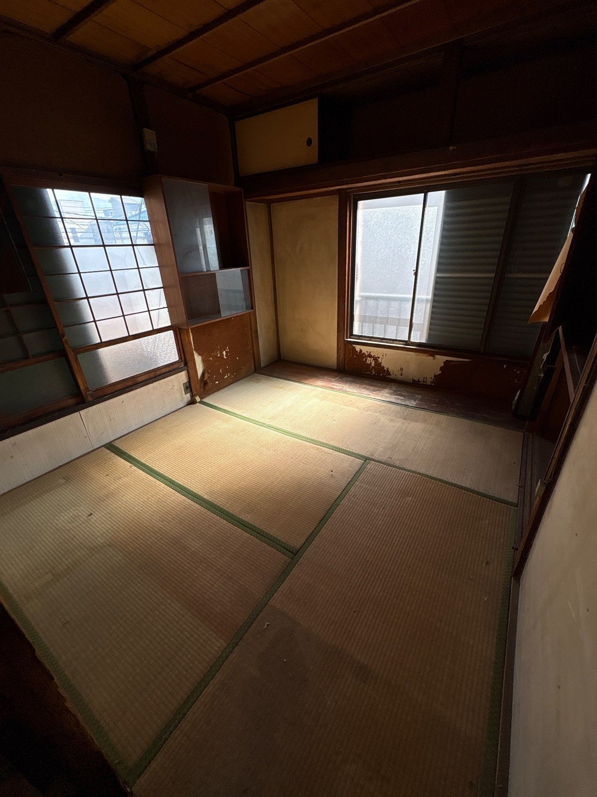 作業後の和室。窓が2面にあり、畳の上に家財は残っていない