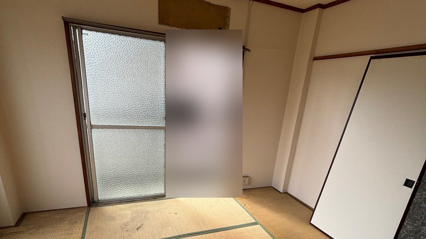 家財を運び出した後の和室。正面に掃き出し窓があり、畳の上には何も残っていない