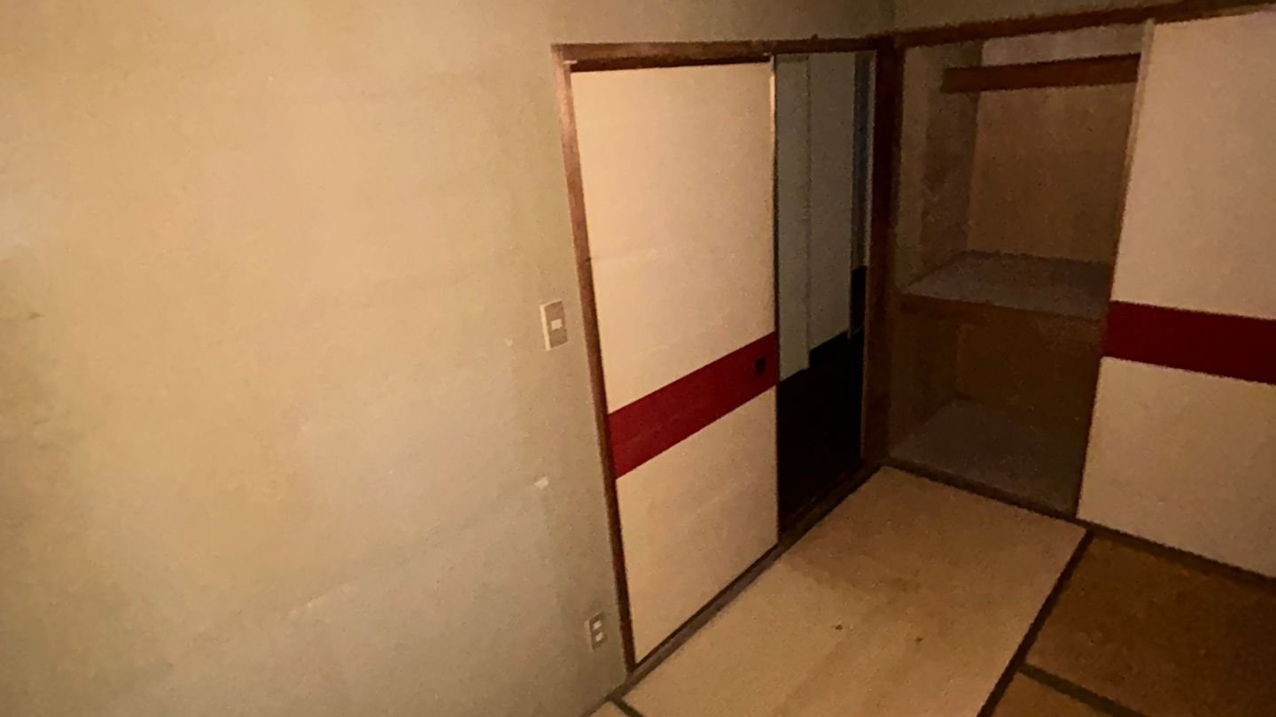 作業後の墨田区のマンションの和室。襖を開けた押入れと畳の上に物は残っていない