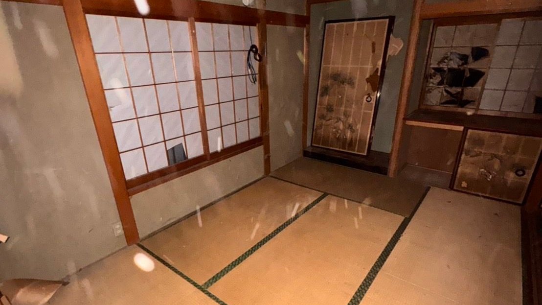 家財を運び出した後の古い和室。畳の上にほとんど物はなく、奥に障子と床の間の襖がある