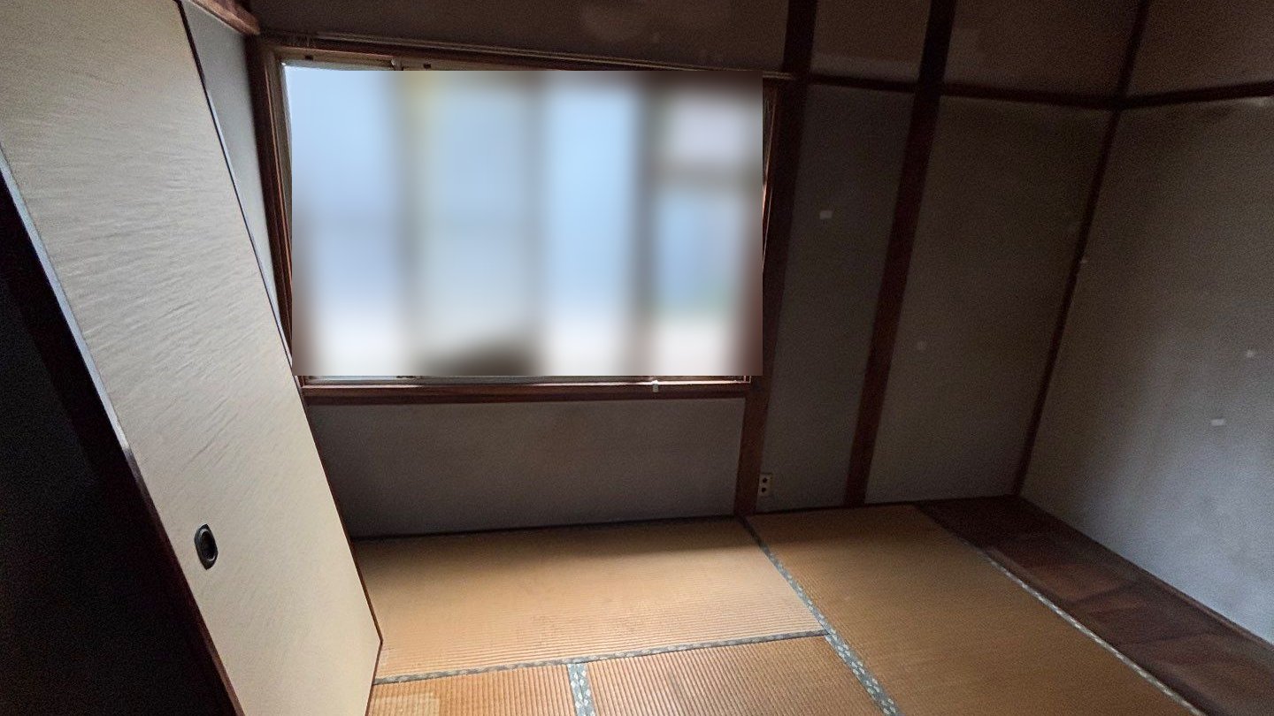 家財を運び出した後の和室。畳の上には何も残っておらず、奥に窓がある