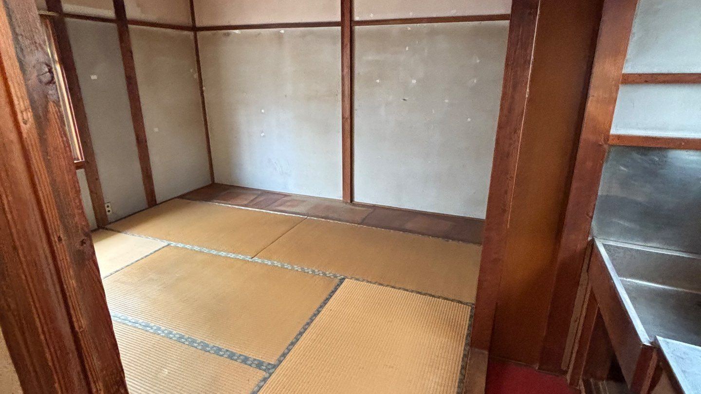 作業後に家財を運び出した目黒区の戸建ての和室。畳の上に物は残っていない