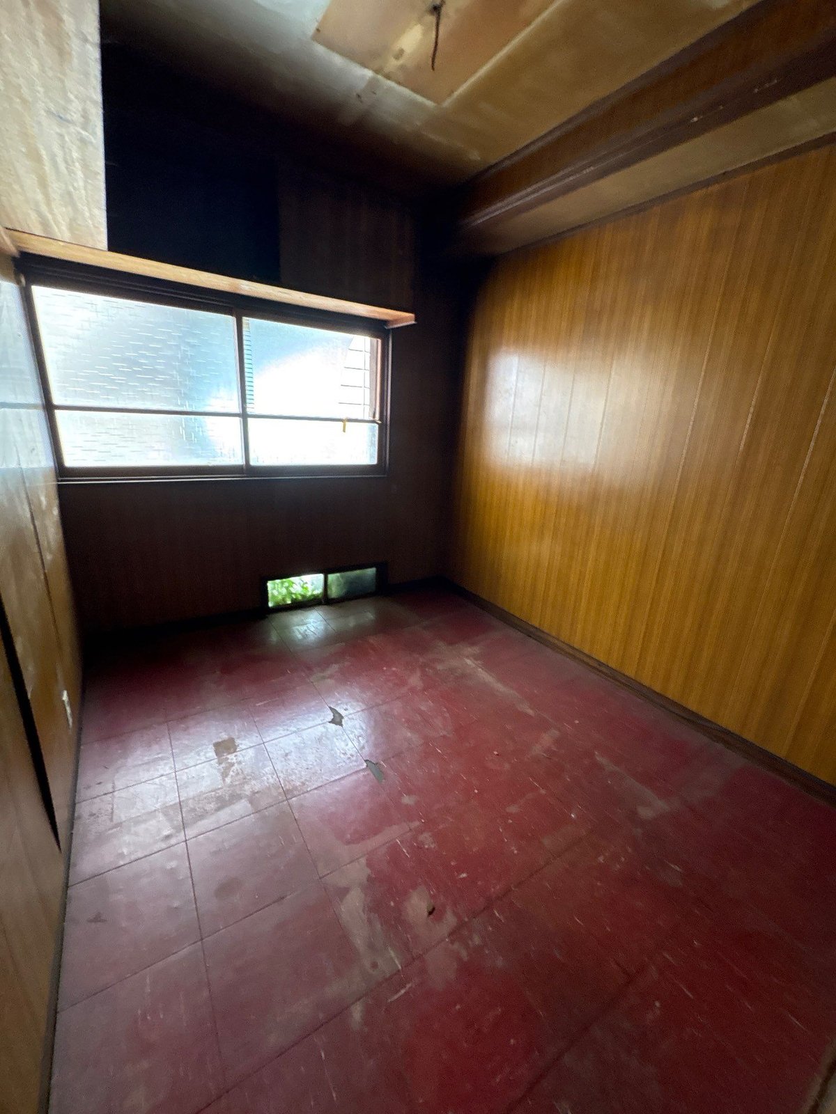 作業後の赤い床の部屋。床に物は残っていない