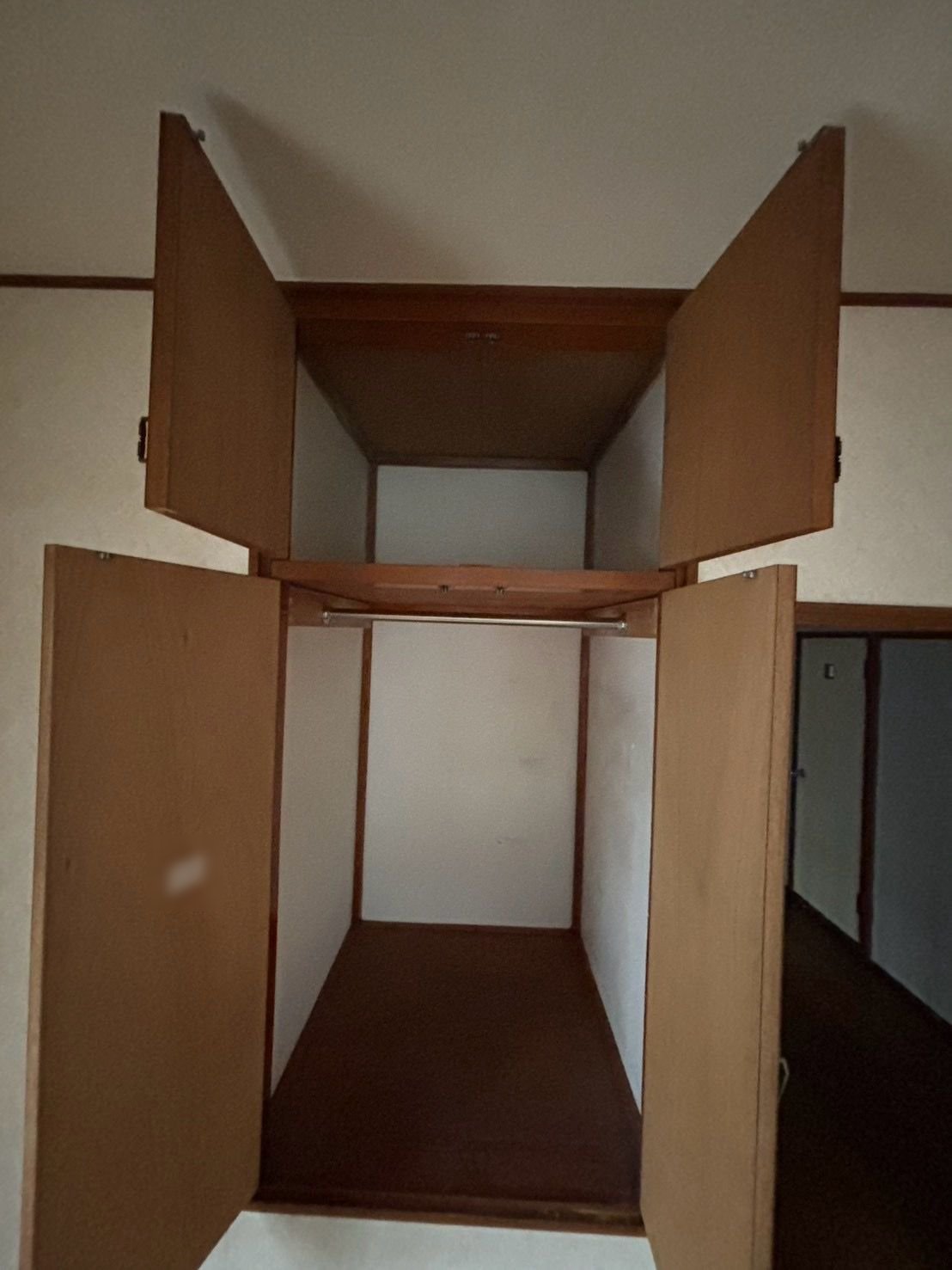扉を開けた押入れと天袋。中に物は残っていない