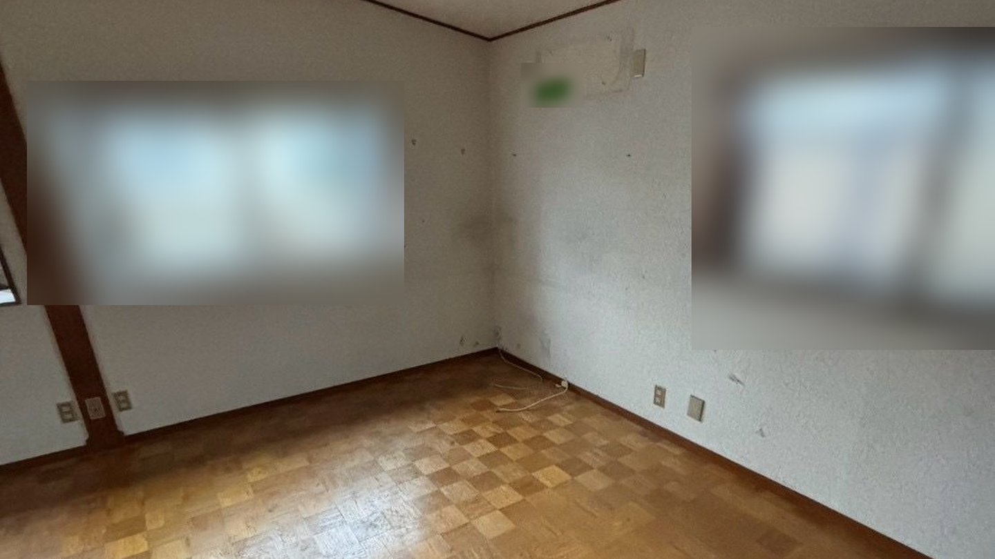 作業後の杉並区の一戸建ての洋室。寄木の床に物は残っていない。窓の外はぼかしている
