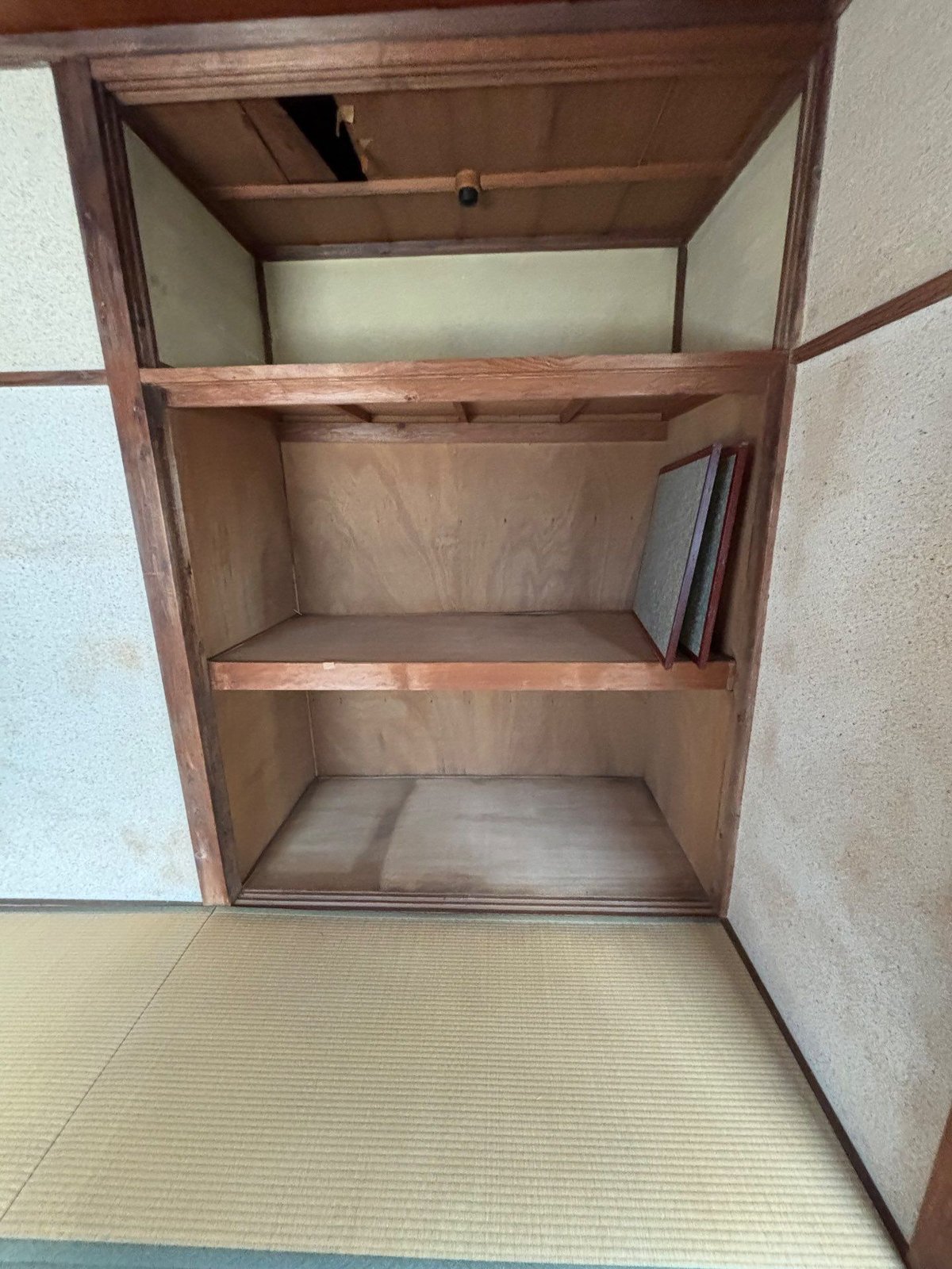 作業後の和室の押入れ。襖を外した状態で、上の段から下段まで見える