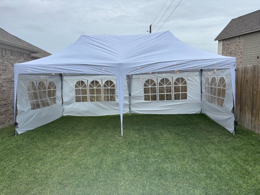 White frame tent with arched windows — effortlessly grand ⛺