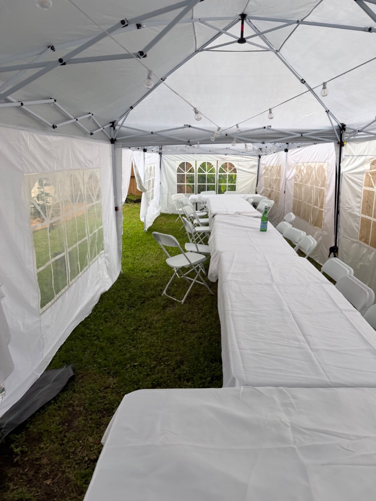 White linen banquet tables — effortless dining elegance 🥂