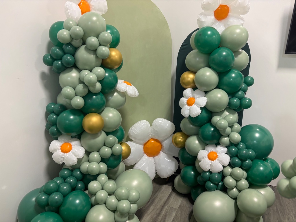 Safari jungle column — lush green, burgundy & gold 🌴