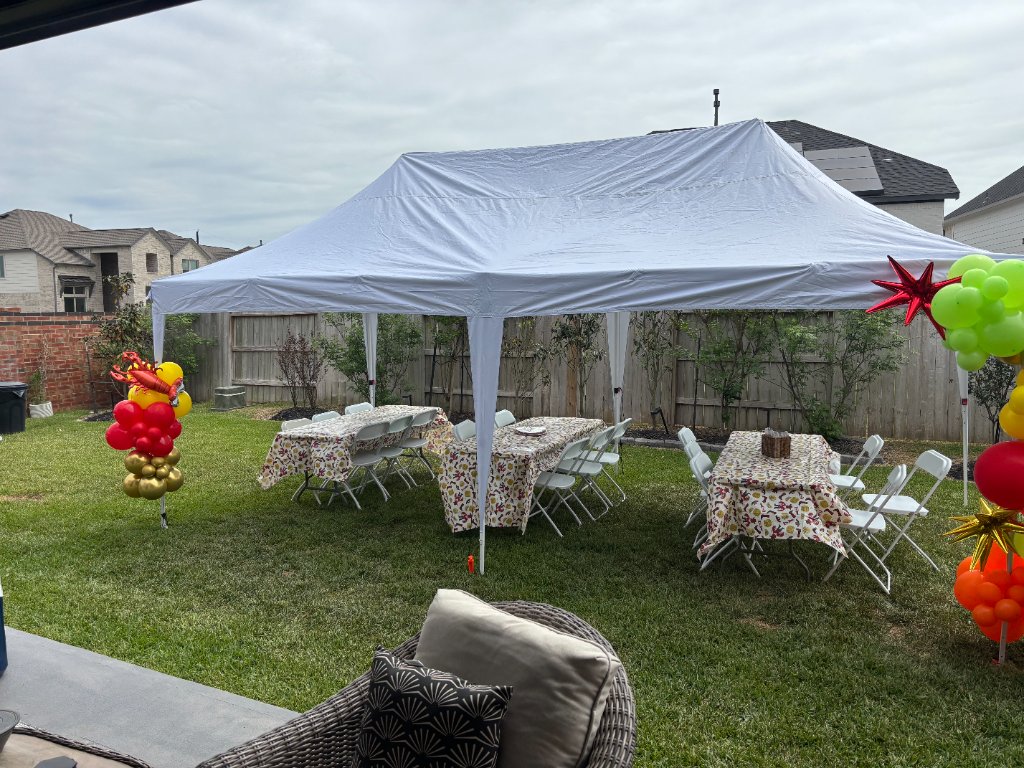 White tent with fiesta balloon columns & festive tables 🌱