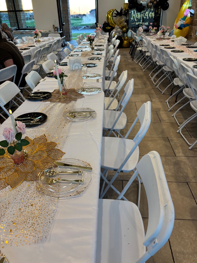 Daisy columns in green & gold — whimsical sophistication 🌼