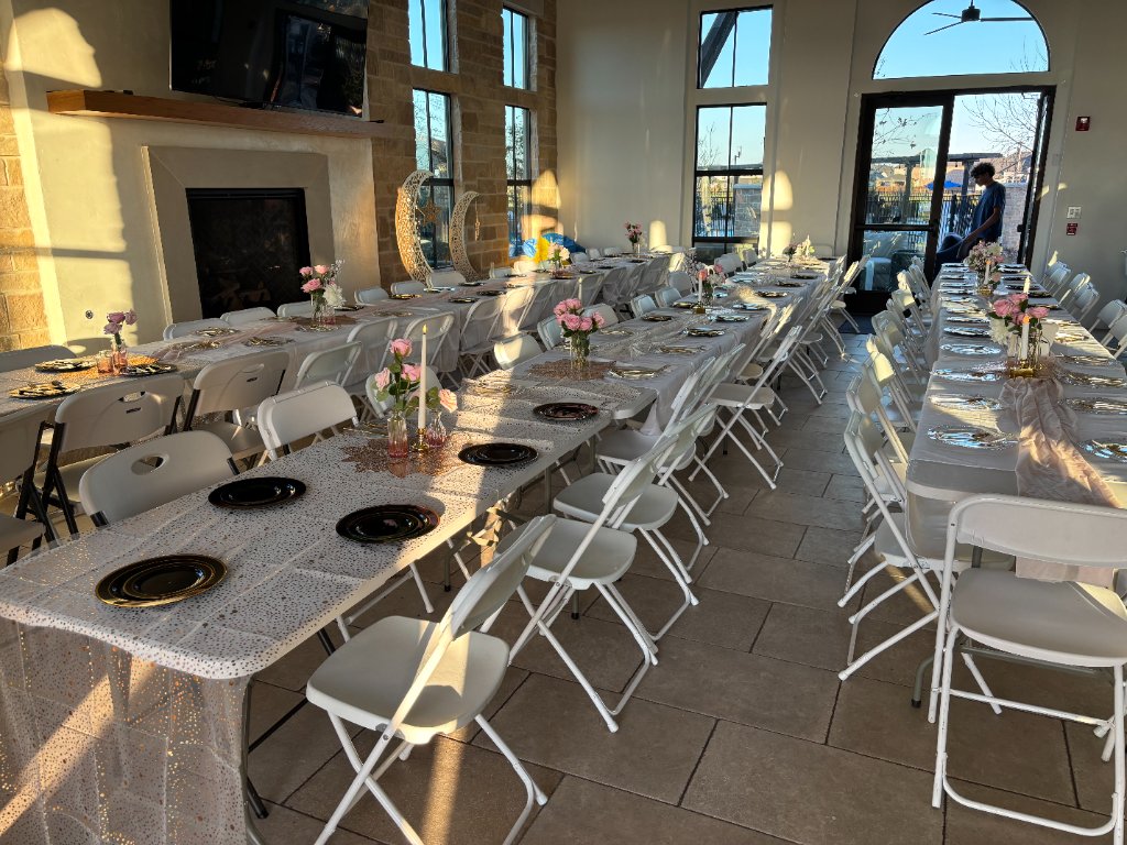Indoor venue — gold chargers, pink florals & candlelight 🌸