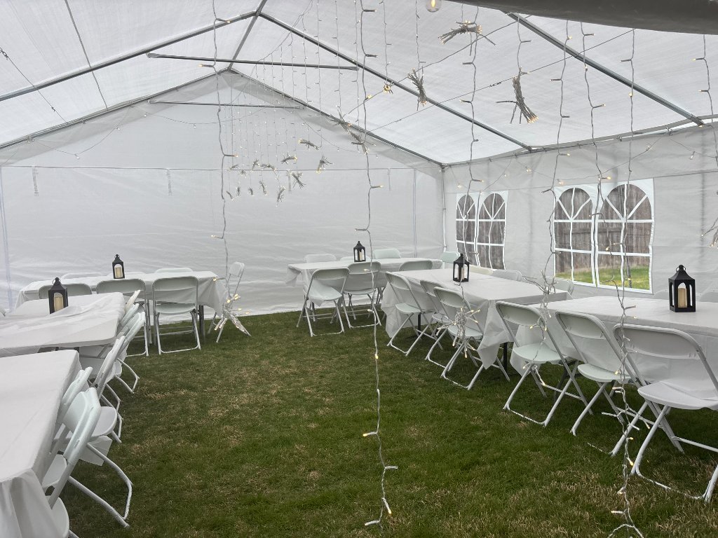 Tent with fairy lights, white linens & lantern centerpieces ✨