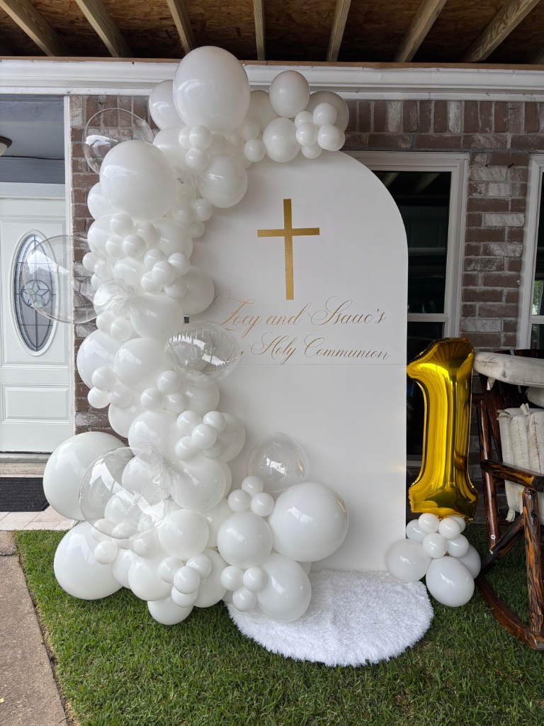 Holy Communion balloon arch — white & gold perfection ✝️