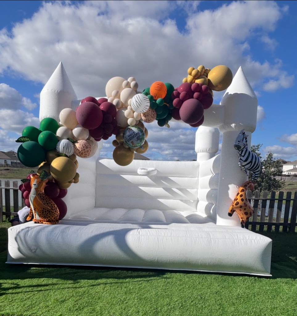 Safari bounce castle with jungle arch & animal foils 🦒