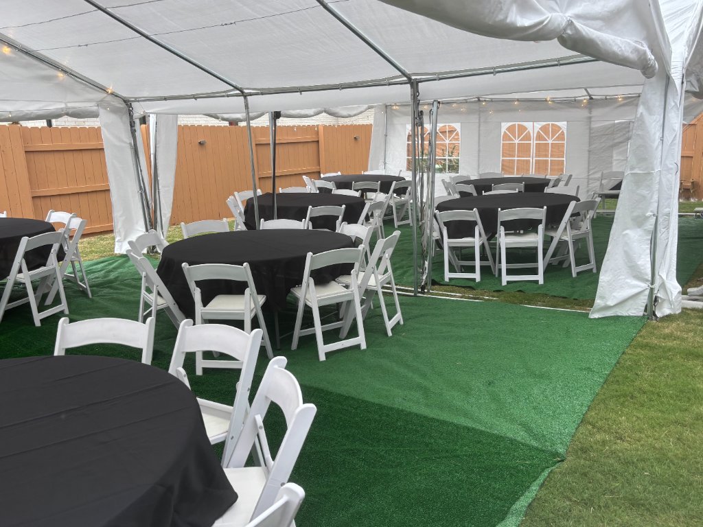 Tent with turf, round tables & glowing string lights 🌟