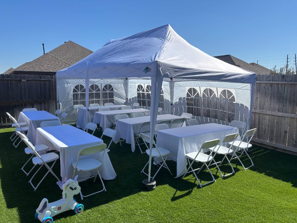 White linen tables & chairs on lush turf — effortless chic ☀️