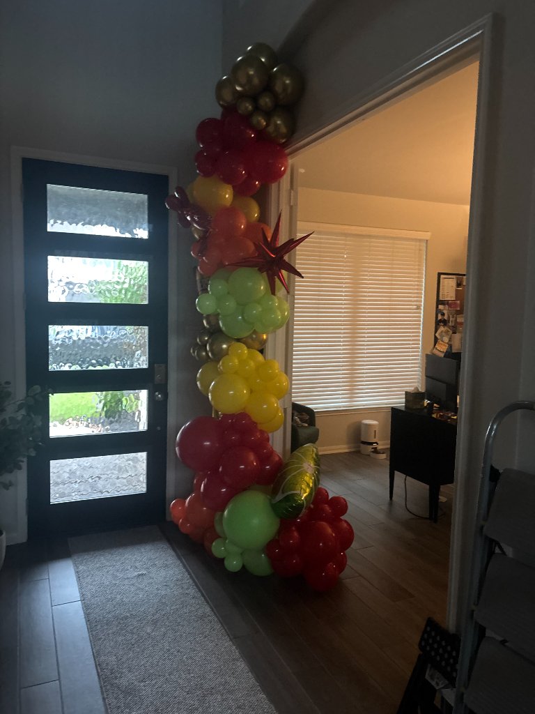 Fiesta balloon column — red, yellow & gold star accents 🌟