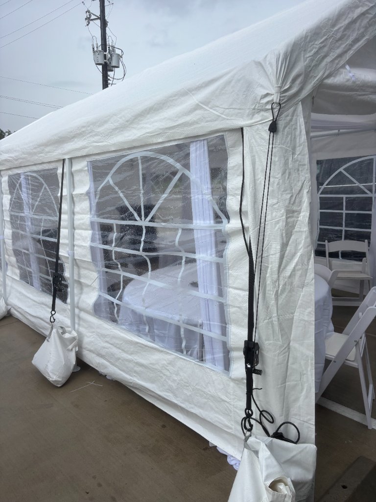 Arched crystal-clear tent windows — refined & weather-ready 🏛️