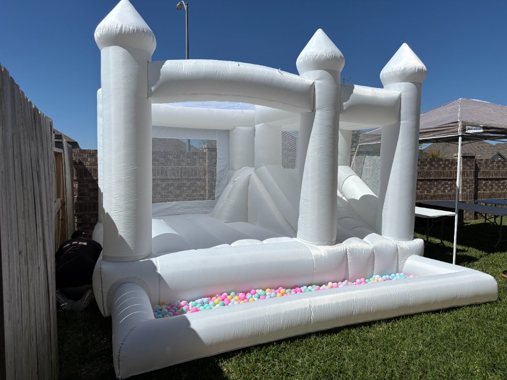 White bounce castle with colorful ball pit 🏰🎉