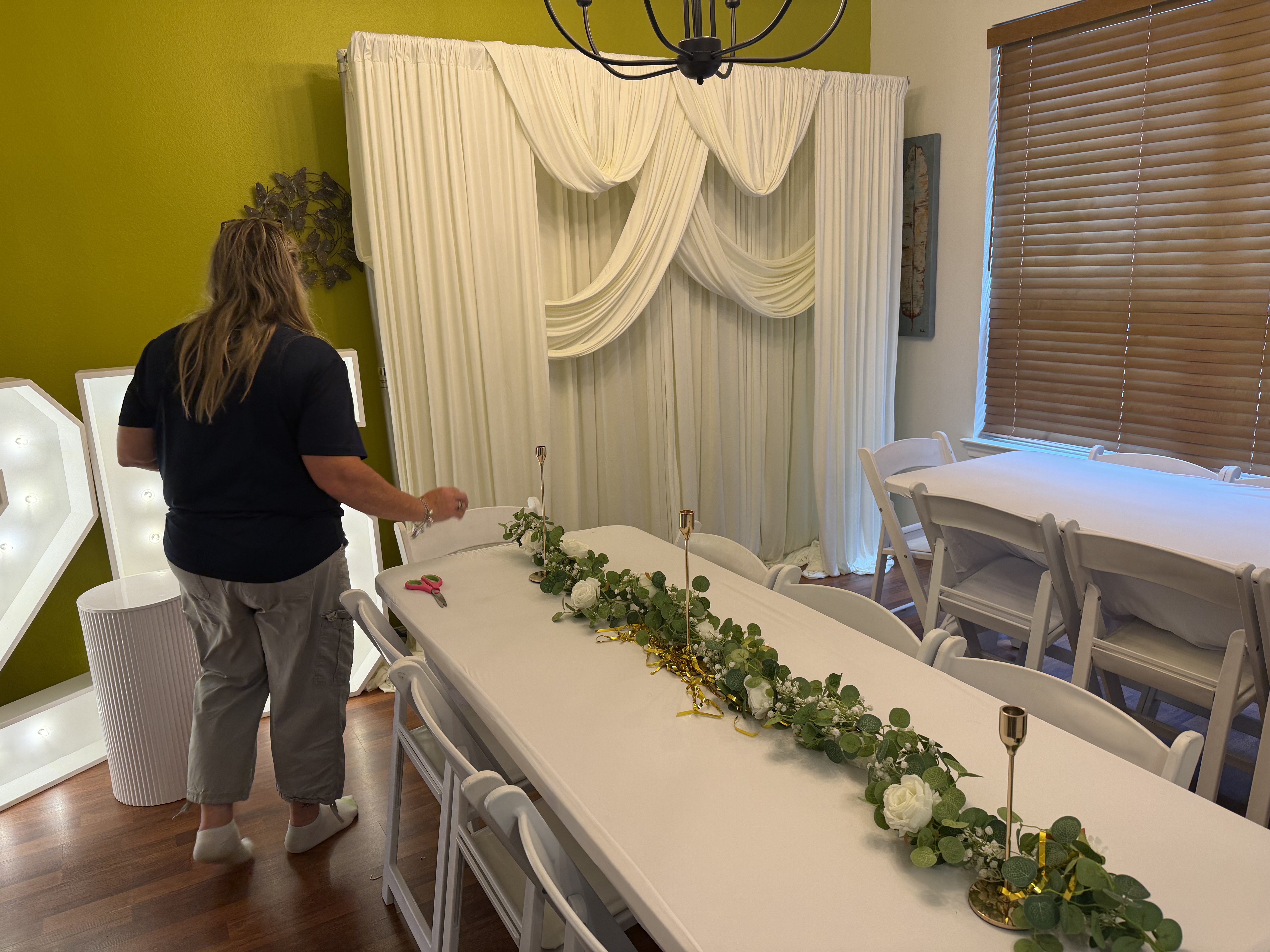 Draped white backdrop with floral garland — dinner party glam 🕯️