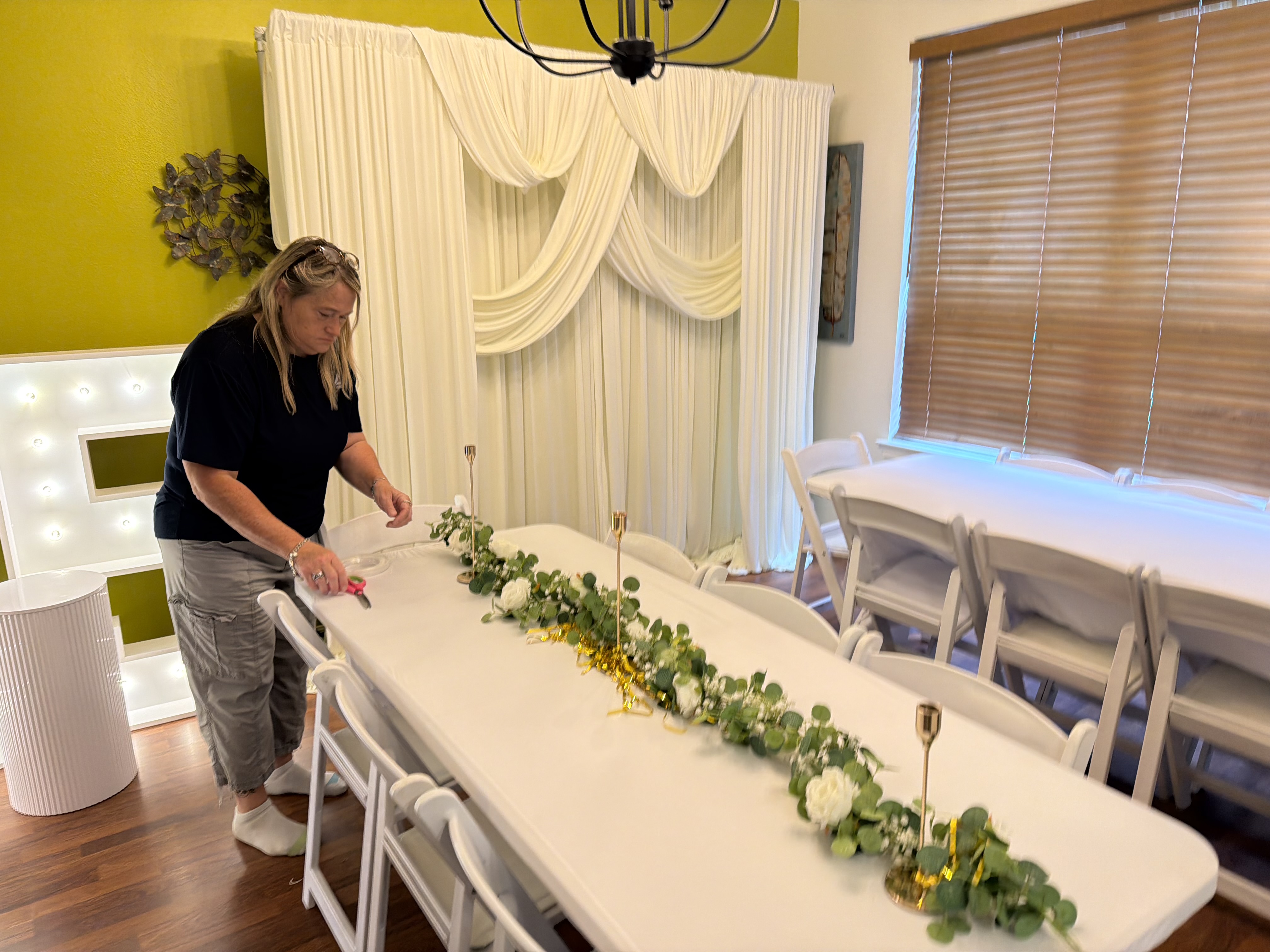 Garland table with gold candlesticks — refined event elegance ✨