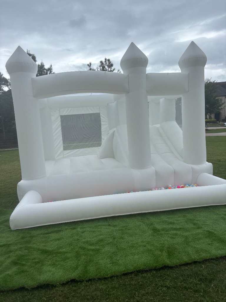 White bounce castle with ball pit — pristine & playful 🏰